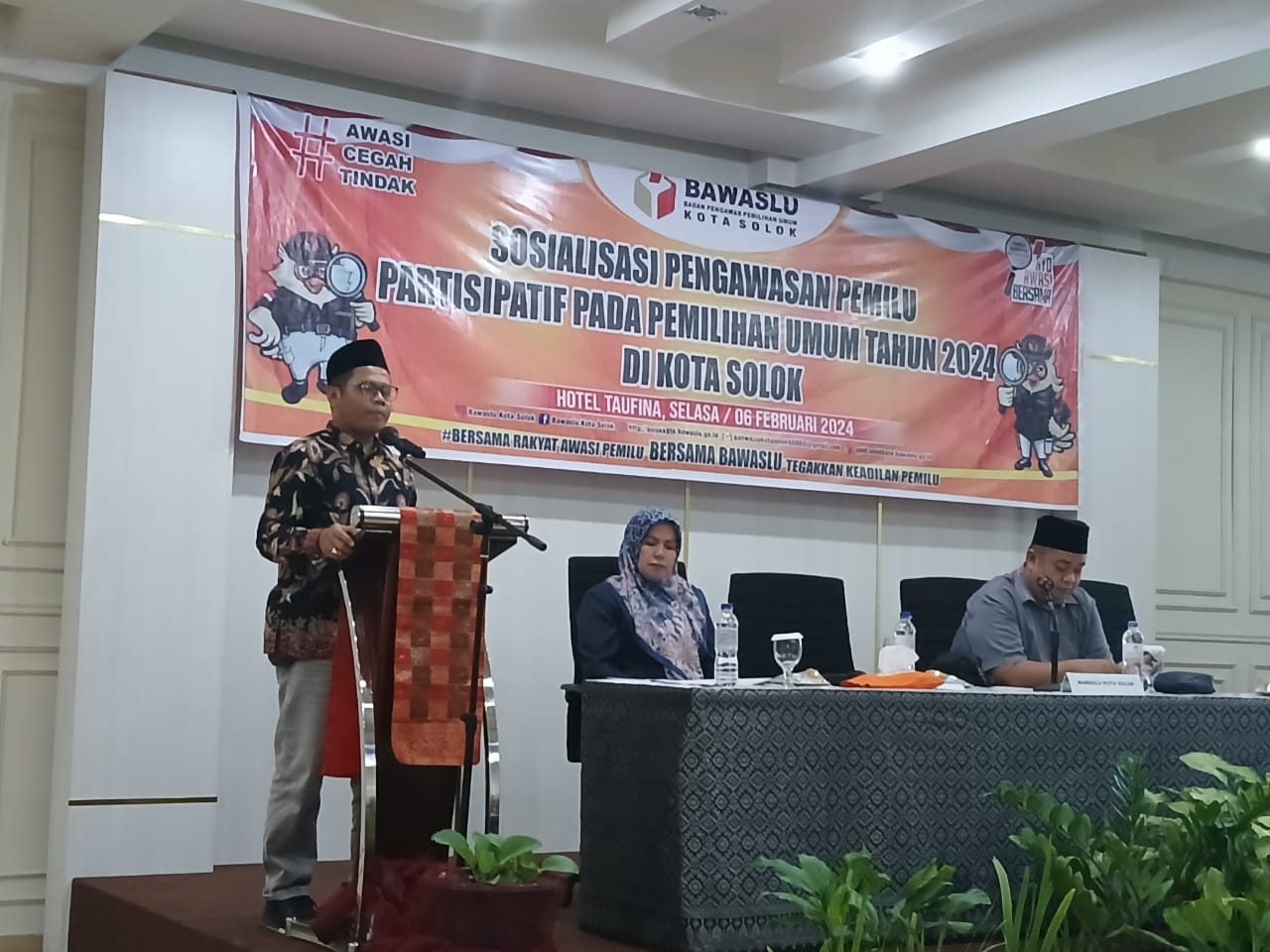 Sosialisasi Pengawasan  Pemilu Partisipatif digelar Bawaslu Kota Solok di Taufina Hotel Kota Solok, Selasa, (06/02/24).